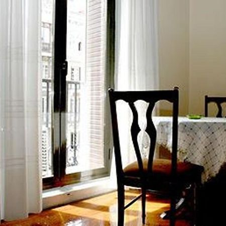 Hostal Delfina Madrid Luaran gambar