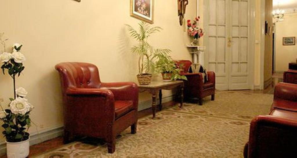 Hostal Delfina Madrid Luaran gambar