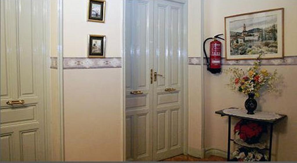 Hostal Delfina Madrid Luaran gambar