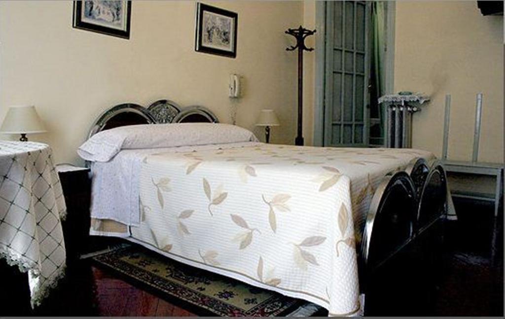 Hostal Delfina Madrid Luaran gambar